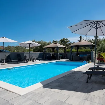 Natura With Private Pool Apartman Zára