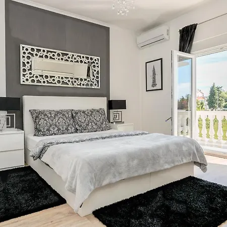 Natura With Private Pool Apartment *