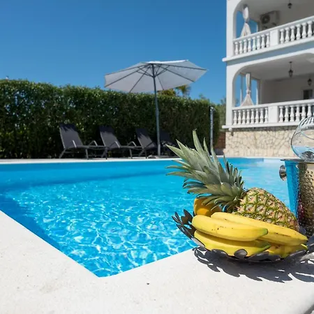 Natura With Private Pool Apartman Zára